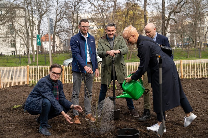 Sadzenie lasu kieszonkowego Miyawaki we Wrocławiu, 21.03.2024
