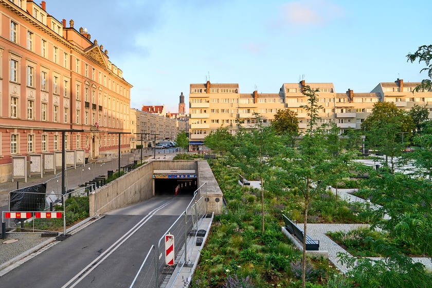Zielony plac Nowy Targ o wschodzie słońca
