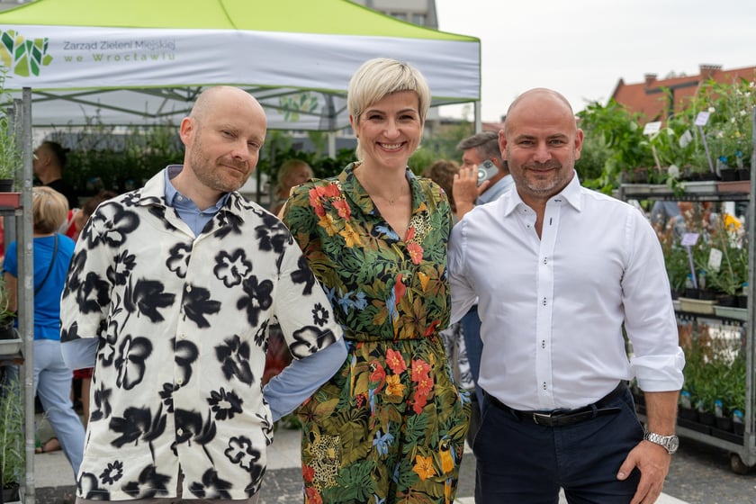 Na otwarciu placu Nowy Targ Zarząd Zieleni Miejskiej rozdawał sadzonki, Ekosystem nawóz zrobiony z naszych bioodpadów, a MPWiK częstowało zdrową karanówką okraszoną owocami.