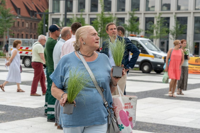 Na otwarciu placu Nowy Targ Zarząd Zieleni Miejskiej rozdawał sadzonki, Ekosystem nawóz zrobiony z naszych bioodpadów, a MPWiK częstowało zdrową karanówką okraszoną owocami.