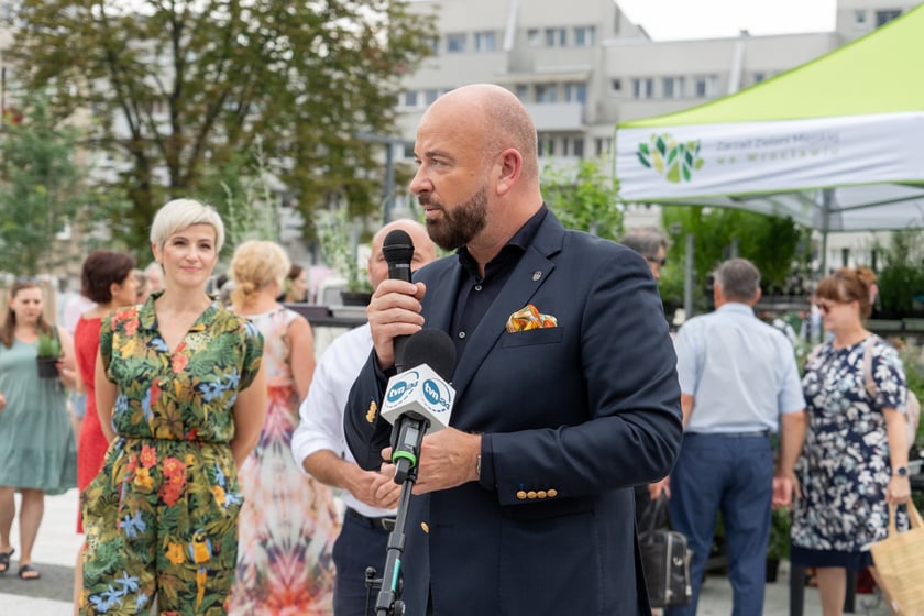 Na otwarciu placu Nowy Targ Zarząd Zieleni Miejskiej rozdawał sadzonki, Ekosystem nawóz zrobiony z naszych bioodpadów, a MPWiK częstowało zdrową karanówką okraszoną owocami.