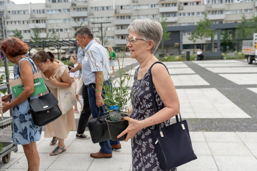 Na otwarciu placu Nowy Targ Zarząd Zieleni Miejskiej rozdawał sadzonki, Ekosystem nawóz zrobiony z naszych bioodpadów, a MPWiK częstowało zdrową karanówką okraszoną owocami.