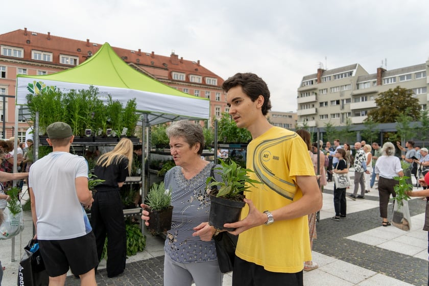 Na otwarciu placu Nowy Targ Zarząd Zieleni Miejskiej rozdawał sadzonki, Ekosystem nawóz zrobiony z naszych bioodpadów, a MPWiK częstowało zdrową karanówką okraszoną owocami.