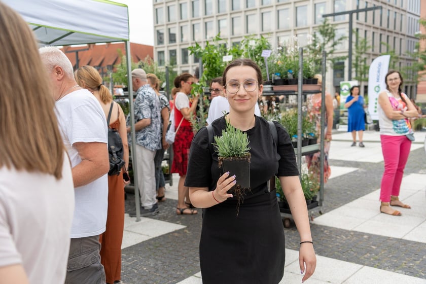 Na otwarciu placu Nowy Targ Zarząd Zieleni Miejskiej rozdawał sadzonki, Ekosystem nawóz zrobiony z naszych bioodpadów, a MPWiK częstowało zdrową karanówką okraszoną owocami.
