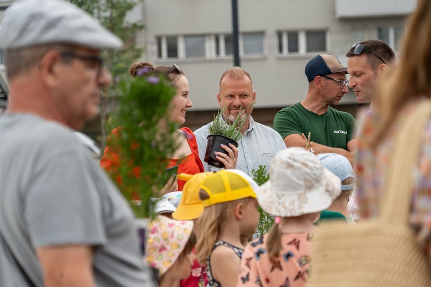 Na otwarciu placu Nowy Targ Zarząd Zieleni Miejskiej rozdawał sadzonki, Ekosystem nawóz zrobiony z naszych bioodpadów, a MPWiK częstowało zdrową karanówką okraszoną owocami.