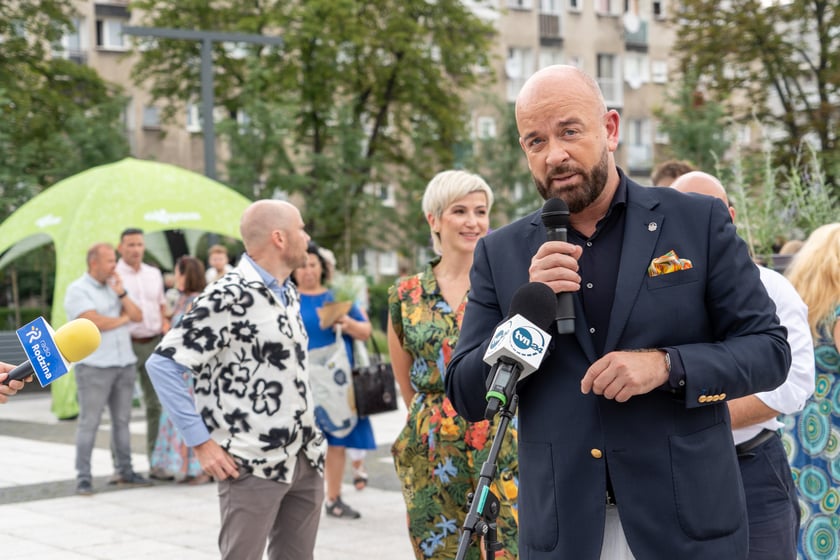 Na otwarciu placu Nowy Targ Zarząd Zieleni Miejskiej rozdawał sadzonki, Ekosystem nawóz zrobiony z naszych bioodpadów, a MPWiK częstowało zdrową karanówką okraszoną owocami.