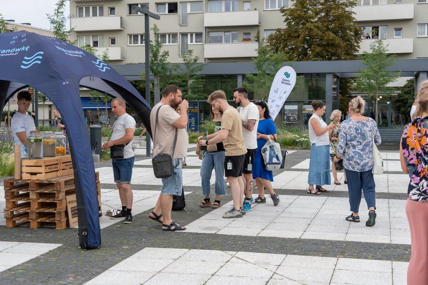 Na otwarciu placu Nowy Targ Zarząd Zieleni Miejskiej rozdawał sadzonki, Ekosystem nawóz zrobiony z naszych bioodpadów, a MPWiK częstowało zdrową karanówką okraszoną owocami.