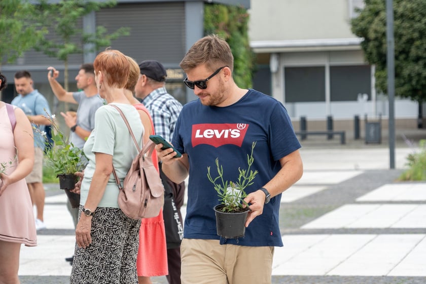 Na otwarciu placu Nowy Targ Zarząd Zieleni Miejskiej rozdawał sadzonki, Ekosystem nawóz zrobiony z naszych bioodpadów, a MPWiK częstowało zdrową karanówką okraszoną owocami.