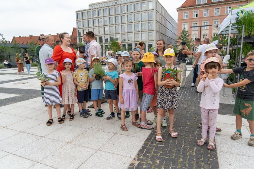 Na otwarciu placu Nowy Targ Zarząd Zieleni Miejskiej rozdawał sadzonki, Ekosystem nawóz zrobiony z naszych bioodpadów, a MPWiK częstowało zdrową karanówką okraszoną owocami.