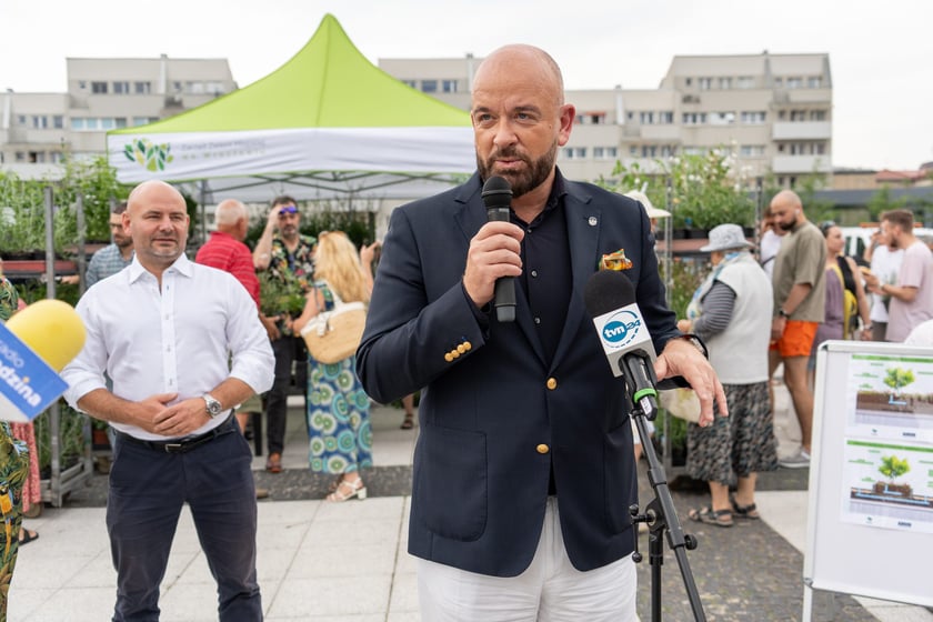 Na otwarciu placu Nowy Targ Zarząd Zieleni Miejskiej rozdawał sadzonki, Ekosystem nawóz zrobiony z naszych bioodpadów, a MPWiK częstowało zdrową karanówką okraszoną owocami.