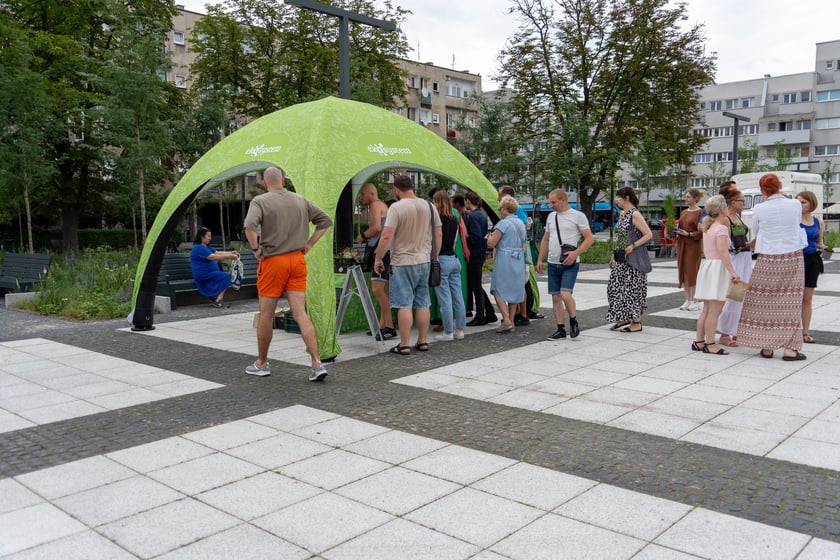 Na otwarciu placu Nowy Targ Zarząd Zieleni Miejskiej rozdawał sadzonki, Ekosystem nawóz zrobiony z naszych bioodpadów, a MPWiK częstowało zdrową karanówką okraszoną owocami.