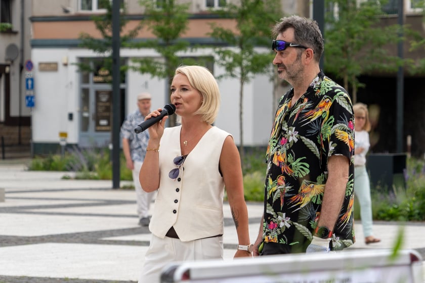 Na otwarciu placu Nowy Targ Zarząd Zieleni Miejskiej rozdawał sadzonki, Ekosystem nawóz zrobiony z naszych bioodpadów, a MPWiK częstowało zdrową karanówką okraszoną owocami.