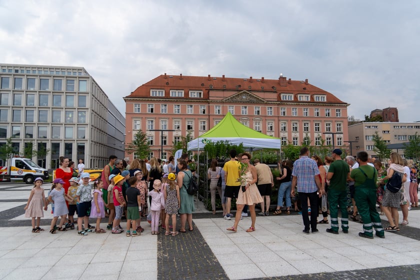 Na otwarciu placu Nowy Targ Zarząd Zieleni Miejskiej rozdawał sadzonki, Ekosystem nawóz zrobiony z naszych bioodpadów, a MPWiK częstowało zdrową karanówką okraszoną owocami.