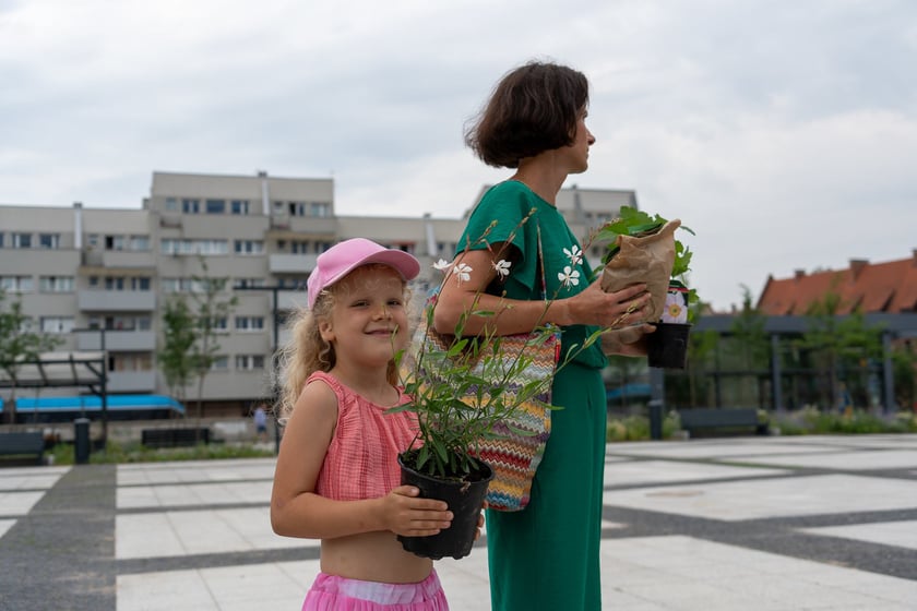 Na otwarciu placu Nowy Targ Zarząd Zieleni Miejskiej rozdawał sadzonki, Ekosystem nawóz zrobiony z naszych bioodpadów, a MPWiK częstowało zdrową karanówką okraszoną owocami.