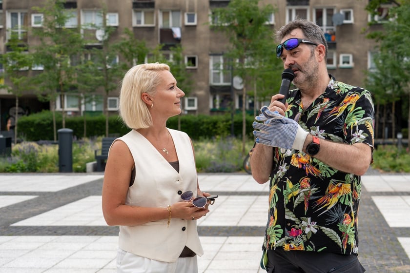 Na otwarciu placu Nowy Targ Zarząd Zieleni Miejskiej rozdawał sadzonki, Ekosystem nawóz zrobiony z naszych bioodpadów, a MPWiK częstowało zdrową karanówką okraszoną owocami.