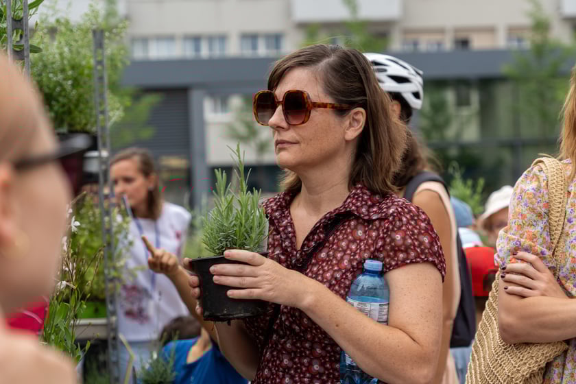 Na otwarciu placu Nowy Targ Zarząd Zieleni Miejskiej rozdawał sadzonki, Ekosystem nawóz zrobiony z naszych bioodpadów, a MPWiK częstowało zdrową karanówką okraszoną owocami.