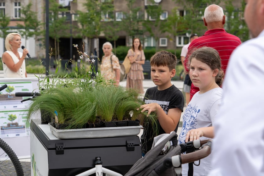 Na otwarciu placu Nowy Targ Zarząd Zieleni Miejskiej rozdawał sadzonki, Ekosystem nawóz zrobiony z naszych bioodpadów, a MPWiK częstowało zdrową karanówką okraszoną owocami.