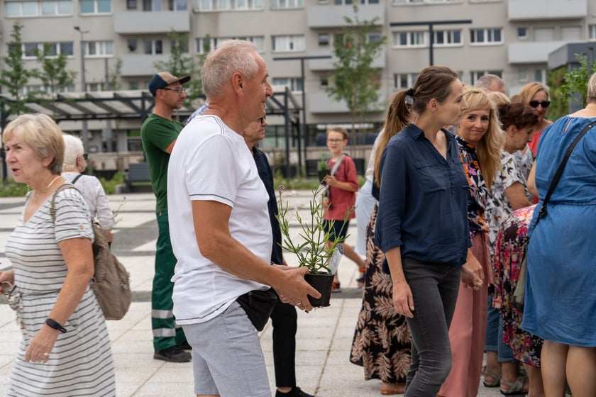 Na otwarciu placu Nowy Targ Zarząd Zieleni Miejskiej rozdawał sadzonki, Ekosystem nawóz zrobiony z naszych bioodpadów, a MPWiK częstowało zdrową karanówką okraszoną owocami.