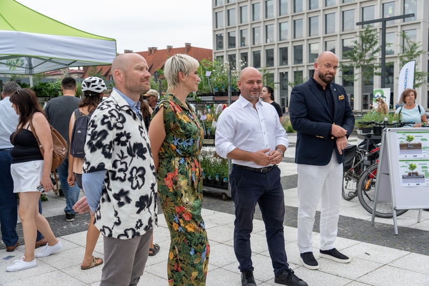 Na otwarciu placu Nowy Targ Zarząd Zieleni Miejskiej rozdawał sadzonki, Ekosystem nawóz zrobiony z naszych bioodpadów, a MPWiK częstowało zdrową karanówką okraszoną owocami.