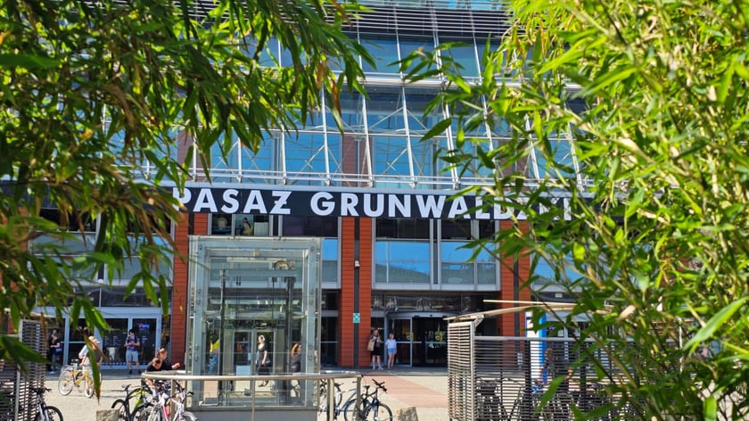 Pasaż Grunwaldzki widzianyz&nbsp; coraz bardziej zielonego Ronda Reagana