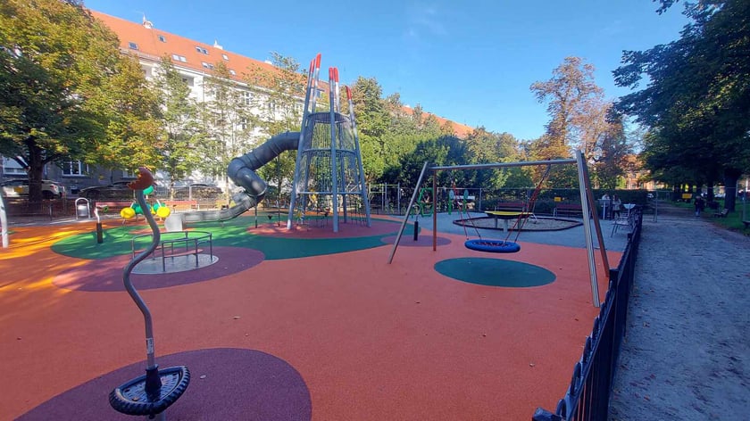Integracyjny, odmieniony plac zabaw na skwerze im. Ireny Sendlerowej