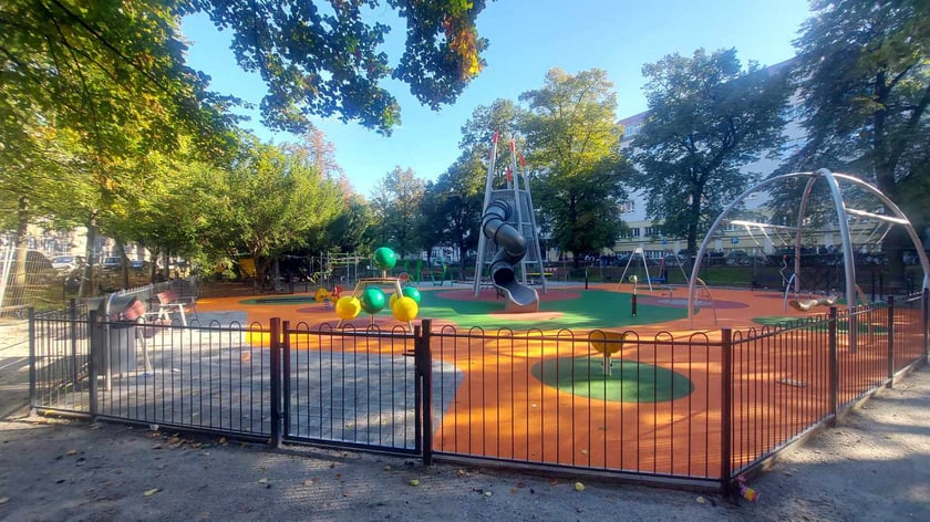 Integracyjny, odmieniony plac zabaw na skwerze im. Ireny Sendlerowej