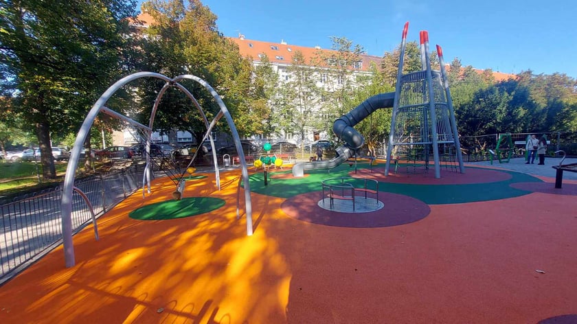 Integracyjny, odmieniony plac zabaw na skwerze im. Ireny Sendlerowej