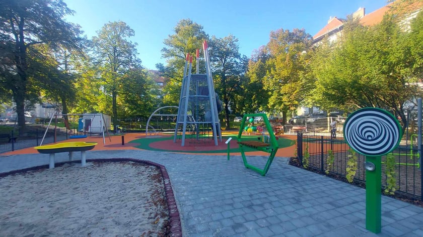 Integracyjny, odmieniony plac zabaw na skwerze im. Ireny Sendlerowej