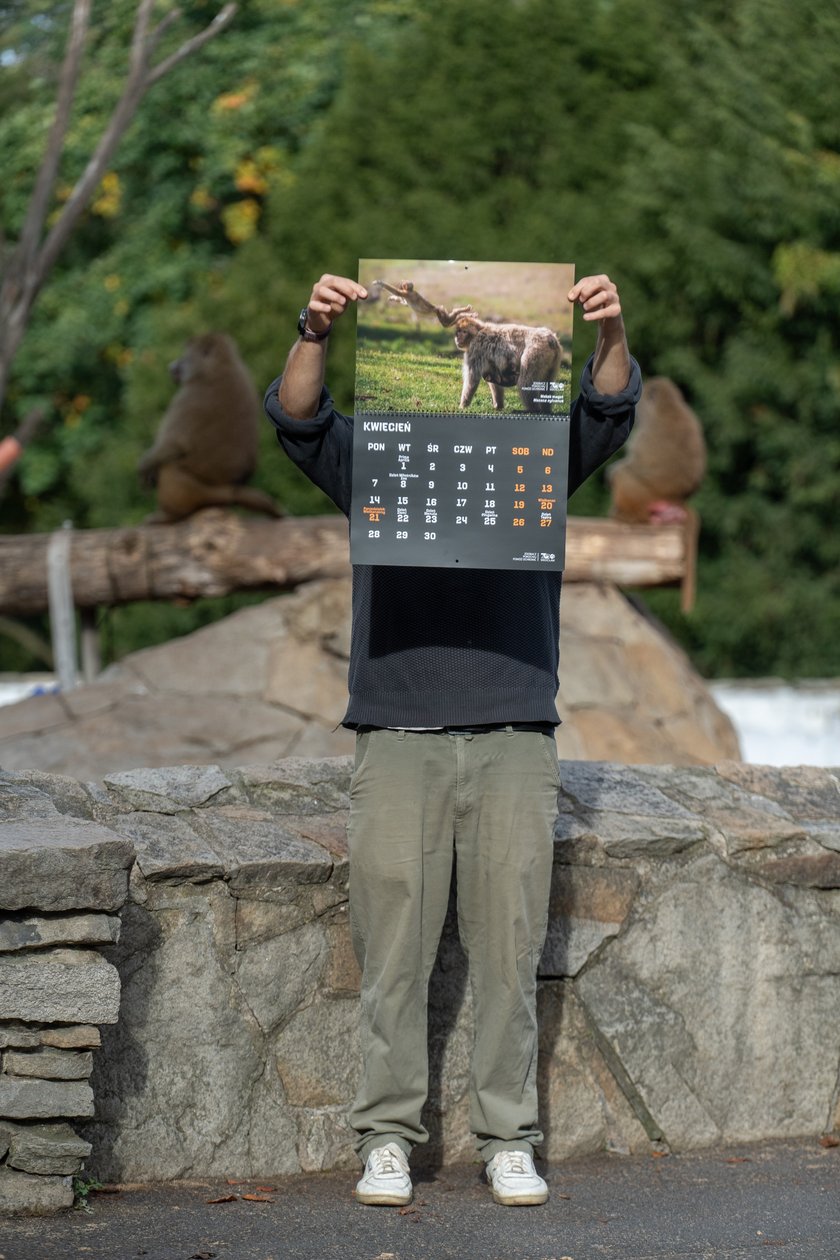 Pracownicy zoo z kalendarzem