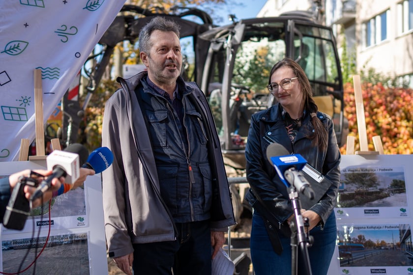 Likwidacja betonowych nawierzchni oraz plany zazielenienia Wrocławia - konferencja prasowa 22.10.2024 r. Na zdjęciu po lewej Marek szempliński z ZZM.