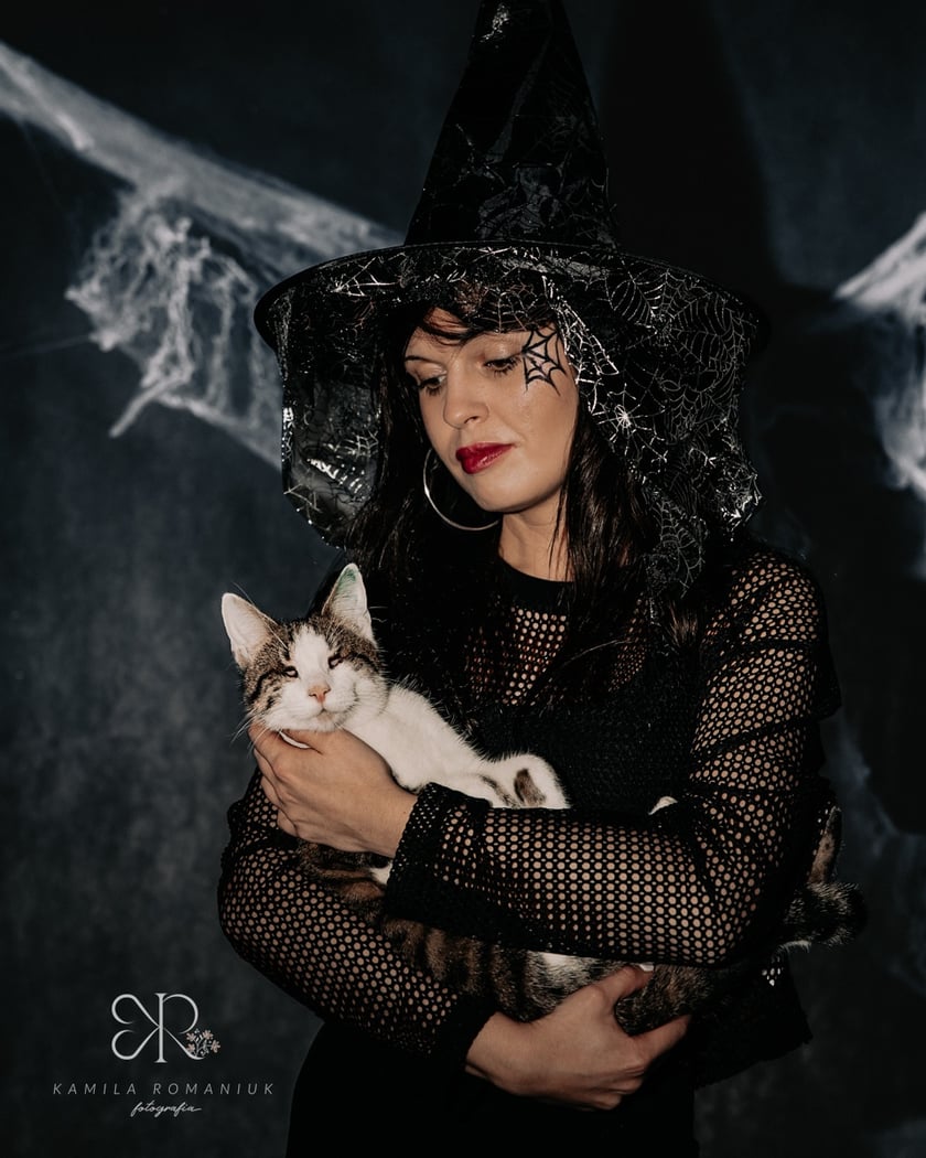 Diabelnie urocze zwierzęta ze schroniska polecają się do adopcji - niezwykła sesja na Halloween