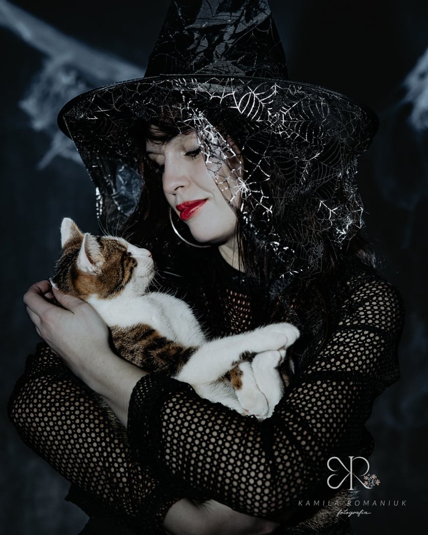 Diabelnie urocze zwierzęta ze schroniska polecają się do adopcji - niezwykła sesja na Halloween