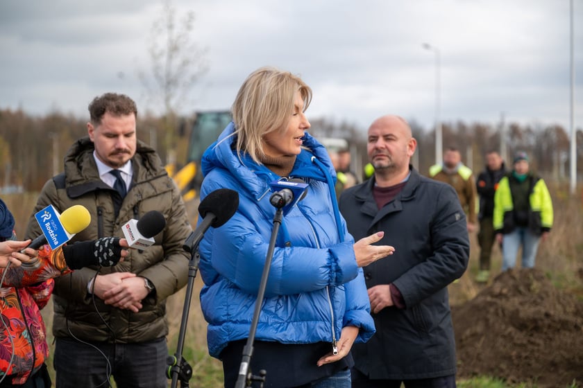 Wiceprezydent Renata Granowska, sadzenie platan&oacute;w przy Kosmonaut&oacute;w (27 listopada 2024 roku)