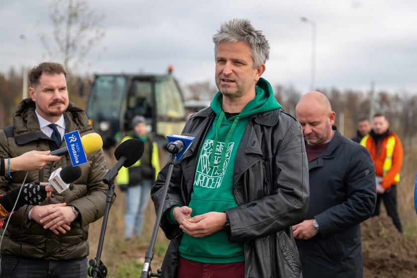 Bartłomiej Świerczewski, zastępca dyrektora Departamentu Strategii i Zr&oacute;wnoważonego Rozwoju Urzędu Miejskiego Wrocławia / sadzenie platan&oacute;w przy Kosmonaut&oacute;w (27 listopada 2024 roku)