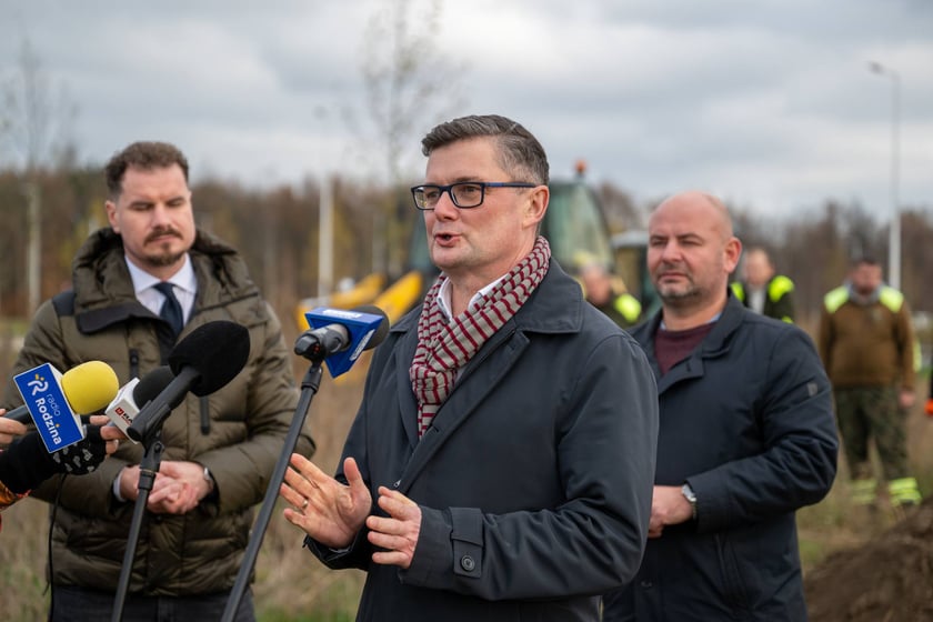 Wojciech Kaim z Wrocławskich Inwestycji, sadzenie platan&oacute;w przy Kosmonaut&oacute;w (27 listopada 2024 roku)