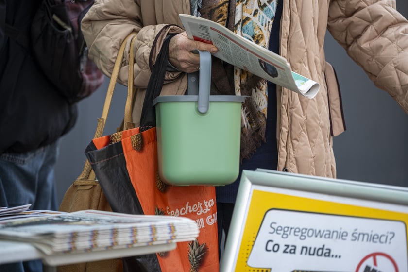 Akcja rozdawania pojemników bio na targowisku przy ul. Niedźwiedziej we Wrocławiu