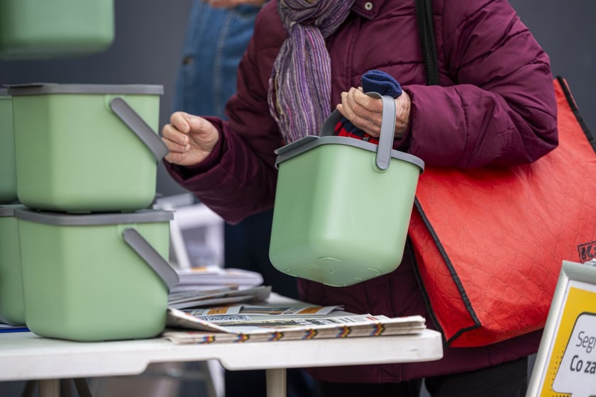 Akcja rozdawania pojemników bio na targowisku przy ul. Niedźwiedziej we Wrocławiu