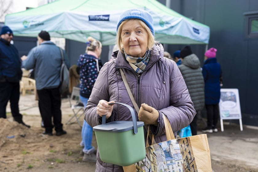 Akcja rozdawania pojemników bio na targowisku przy ul. Niedźwiedziej we Wrocławiu