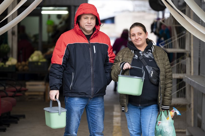 Akcja rozdawania pojemników bio na targowisku przy ul. Niedźwiedziej we Wrocławiu