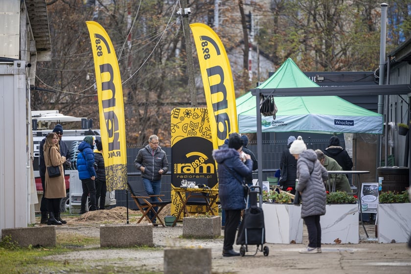 Akcja rozdawania pojemników bio na targowisku przy ul. Niedźwiedziej we Wrocławiu