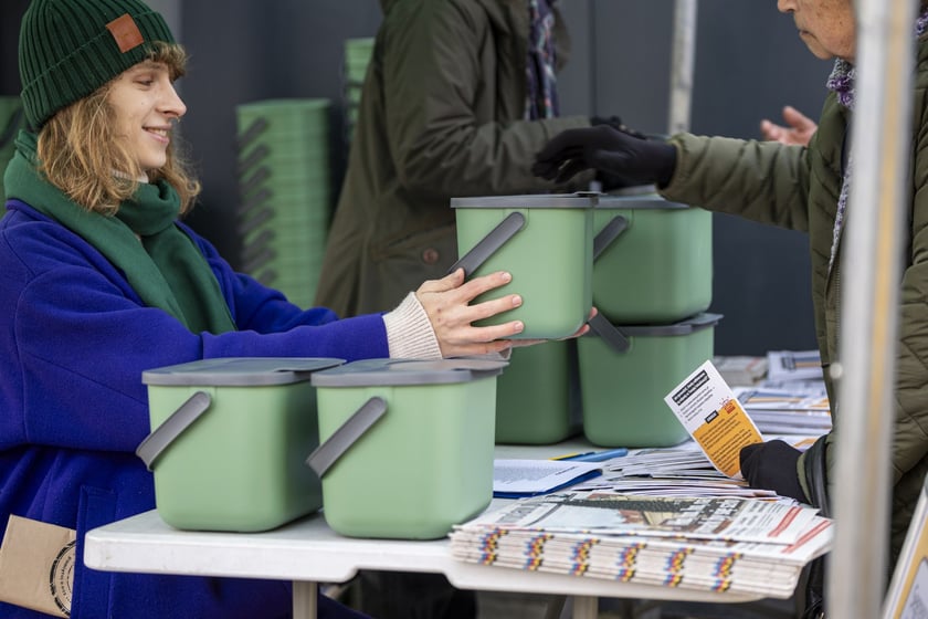 Akcja rozdawania pojemników bio na targowisku przy ul. Niedźwiedziej we Wrocławiu