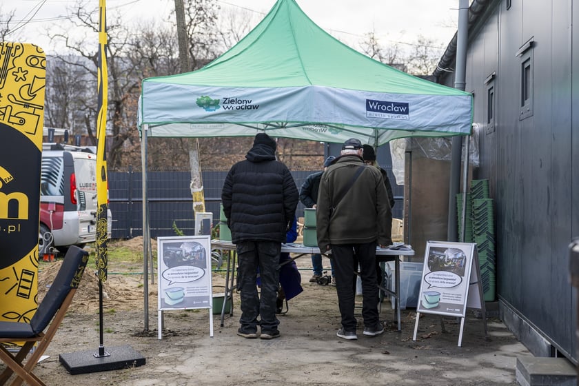 Akcja rozdawania pojemników bio na targowisku przy ul. Niedźwiedziej we Wrocławiu