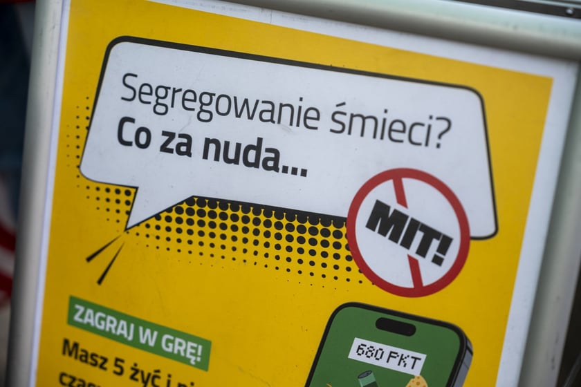 Akcja rozdawania pojemników bio na targowisku przy ul. Niedźwiedziej we Wrocławiu