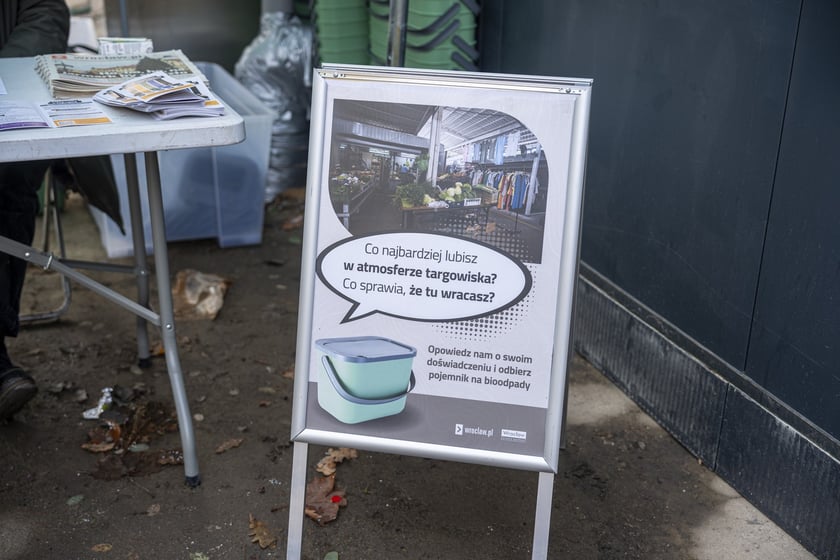 Akcja rozdawania pojemników bio na targowisku przy ul. Niedźwiedziej we Wrocławiu