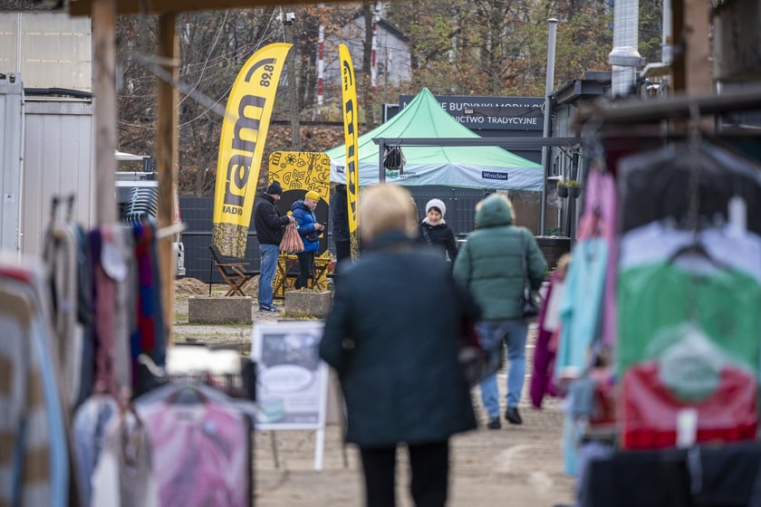 Akcja rozdawania pojemników bio na targowisku przy ul. Niedźwiedziej we Wrocławiu