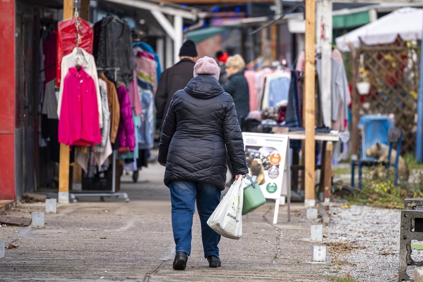 Akcja rozdawania pojemników bio na targowisku przy ul. Niedźwiedziej we Wrocławiu