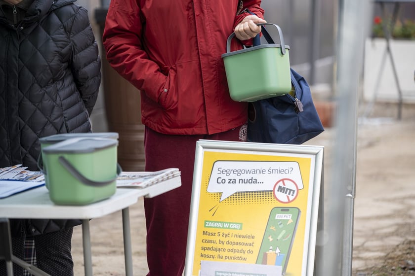 Akcja rozdawania pojemników bio na targowisku przy ul. Niedźwiedziej we Wrocławiu