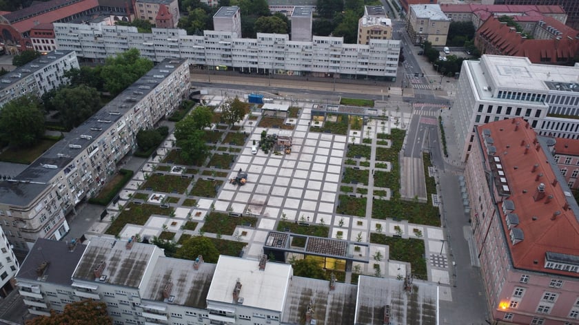 Sztandarowa zielona inwestycja Wrocławia. Betonowy plac, pod kt&oacute;rym znajdują się podziemny parking i poniemiecki bunkier, dzięki technologii zielonego dachu, całkowicie zmienił swoje oblicze. Beton zastąpiło 63 tys. roślin, w tym blisko 200 drzew.
Koszt 10,5 mln zł, dofinansowanie przez Program Fundusze Europejskie na Infrastrukturę, Klimat, Środowisko 2021-2027 (FEnIKS).