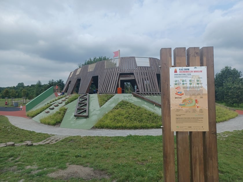 Atrakcja dla najmłodszych w formie starego grodziska. Dużo wspinania po drabinkach i linach. Super zjeżdżalnie, trampoliny. Miękka nawierzchnia ze specjalnego tworzywa. I to, co do zabawy najważniejsze, czyli konstrukcja wpływająca na wyobraźnię.
Pierwszy etap budowy placu zabaw w parku Tysiąclecia o nazwie &bdquo;Średniowieczny Wrocław&rdquo;. To projekt WBO, wart 3,2 mln zł, kt&oacute;ry w 2025 roku będzie kontynuowany.