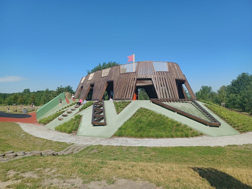 Atrakcja dla najmłodszych w formie starego grodziska. Dużo wspinania po drabinkach i linach. Super zjeżdżalnie, trampoliny. Miękka nawierzchnia ze specjalnego tworzywa. I to, co do zabawy najważniejsze, czyli konstrukcja wpływająca na wyobraźnię.
Pierwszy etap budowy placu zabaw w parku Tysiąclecia o nazwie &bdquo;Średniowieczny Wrocław&rdquo;. To projekt WBO, wart 3,2 mln zł, kt&oacute;ry w 2025 roku będzie kontynuowany.
&nbsp;